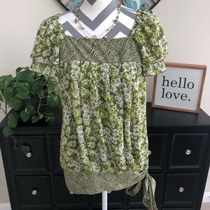 Simply Vera Wang Top. Tie on lower left side